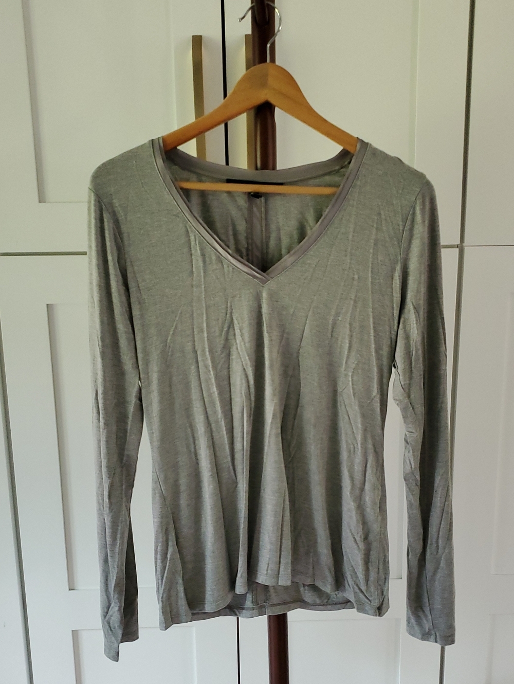 WHBM Shirt Womens Medium‎ Light Gray V‑Neck Long Sleeve Top